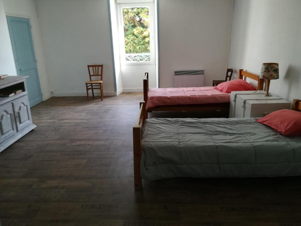 Ένα ή περισσότερα κρεβάτια σε δωμάτιο στο La Famille Miloute