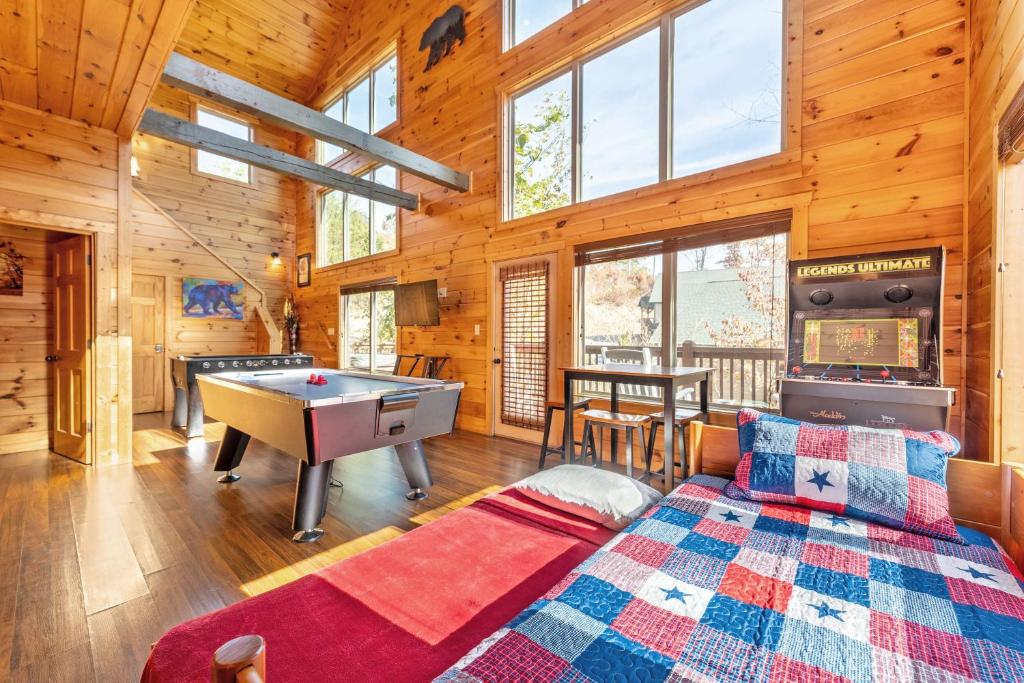 ピジョン・フォージにあるBlue Bear Lodge near Dollywood! 1 mile off PKWY Community Pool Hot tub Game Rmのベッドルーム1室(ベッド1台、ビリヤード台付)