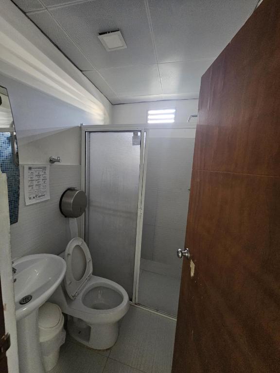 Koupelna v ubytování Hostal Shangiovys