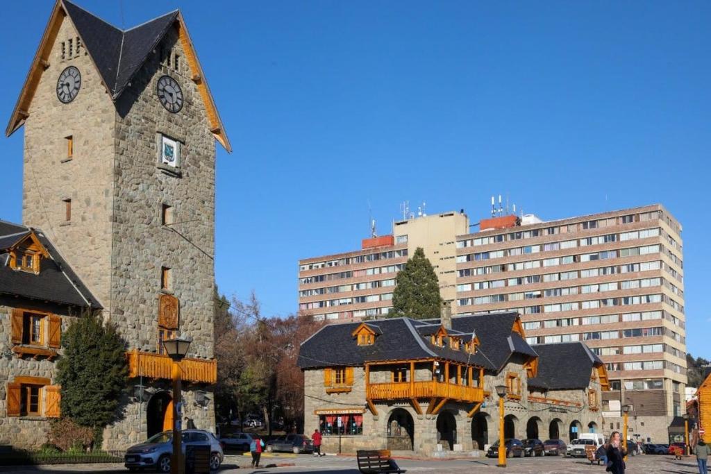 un edificio con una torre de reloj en una ciudad en Ideal Apartment in Bariloche, en San Carlos de Bariloche