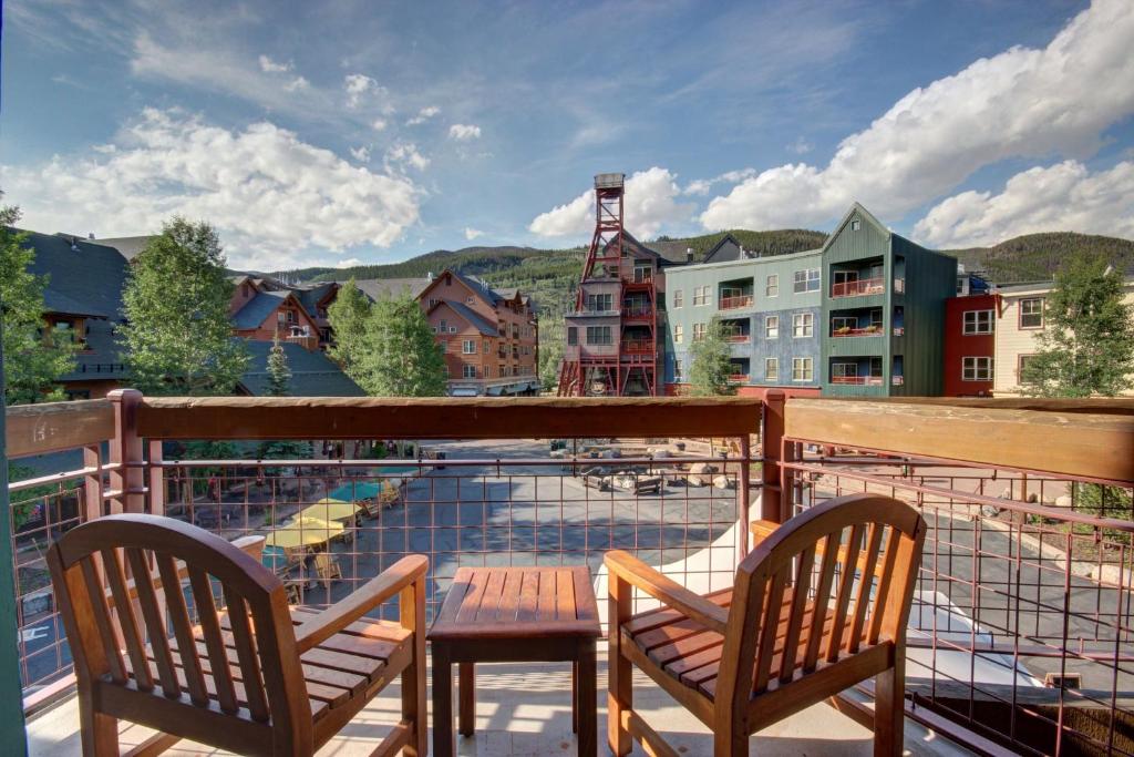 ein Balkon mit zwei Stühlen und einem Tisch auf einem Balkon in der Unterkunft Black Bear 8064 by SummitCove Lodging in Keystone