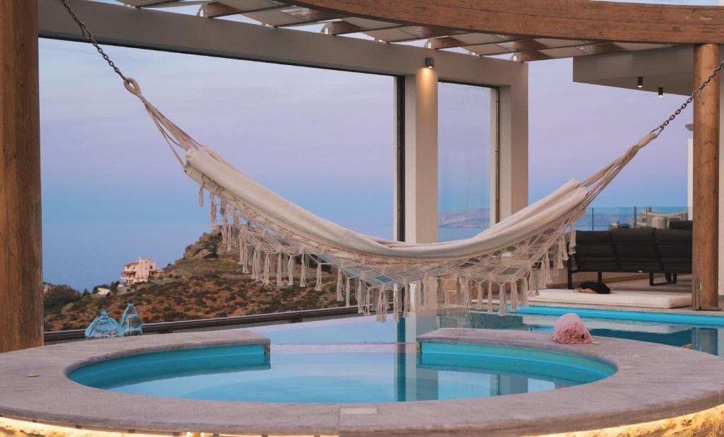 Basen w obiekcie Minimalist Mediterranean Blue key Villa with Sea View & Infinity Heated Pool lub w pobliżu