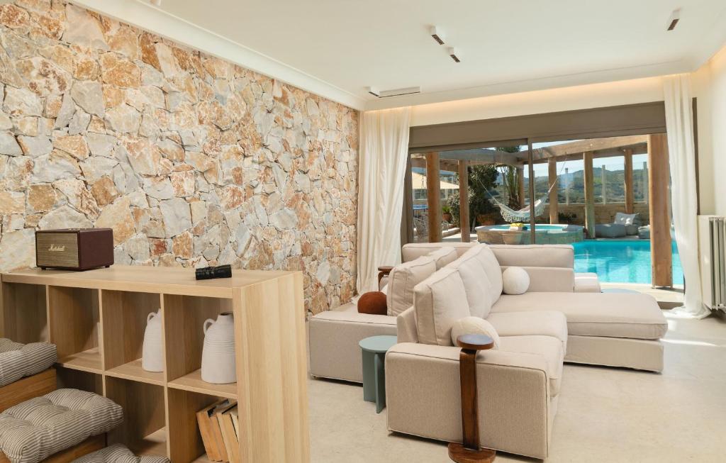 Część wypoczynkowa w obiekcie Minimalist Mediterranean Blue key Villa with Sea View & Infinity Heated Pool