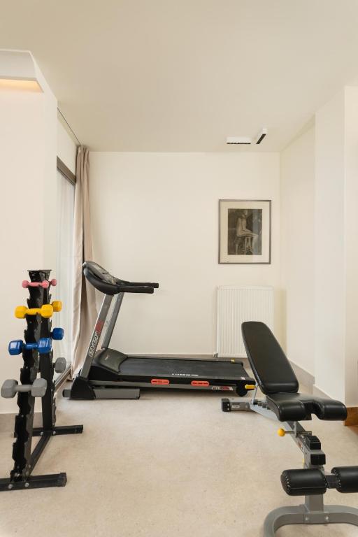 Centrum fitness w obiekcie Minimalist Mediterranean Blue key Villa with Sea View & Infinity Heated Pool