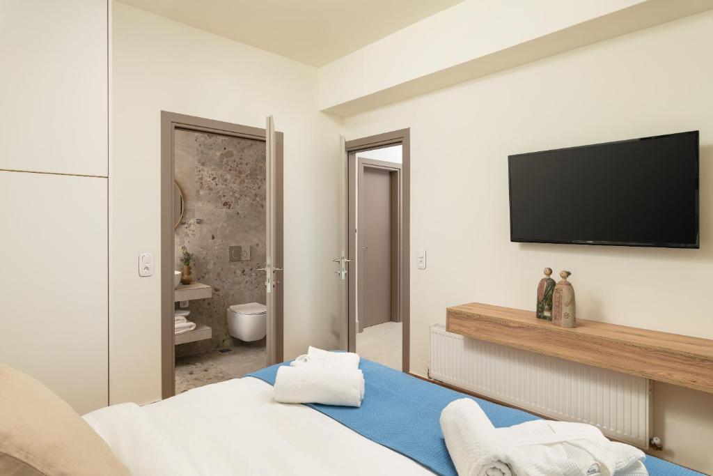 Łóżko lub łóżka w pokoju w obiekcie Minimalist Mediterranean Blue key Villa with Sea View & Infinity Heated Pool