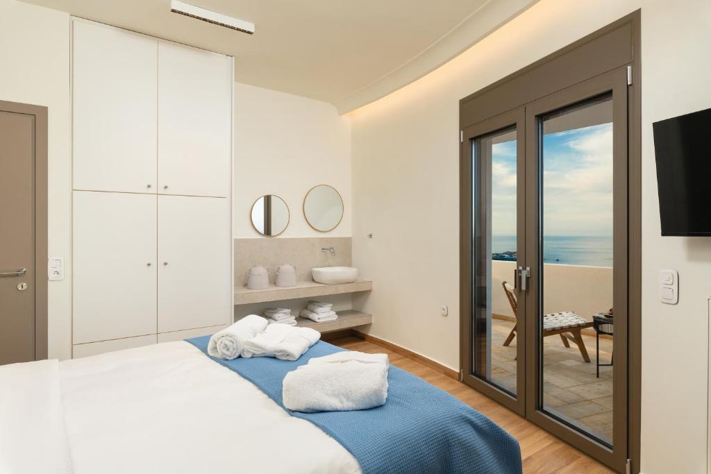 Łóżko lub łóżka w pokoju w obiekcie Minimalist Mediterranean Blue key Villa with Sea View & Infinity Heated Pool