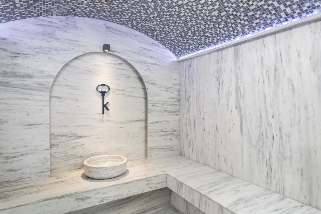 Łazienka w obiekcie Minimalist Mediterranean Blue key Villa with Sea View & Infinity Heated Pool