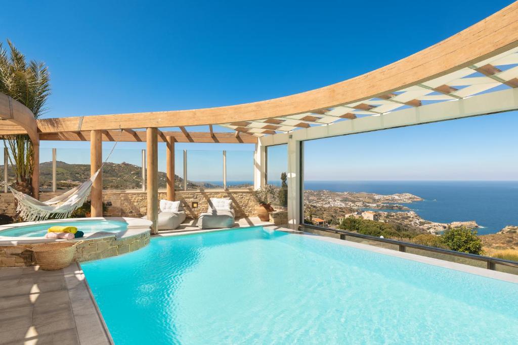 basen z widokiem na ocean w obiekcie Minimalist Mediterranean Blue key Villa with Sea View & Infinity Heated Pool w mieście Agia Pelagia