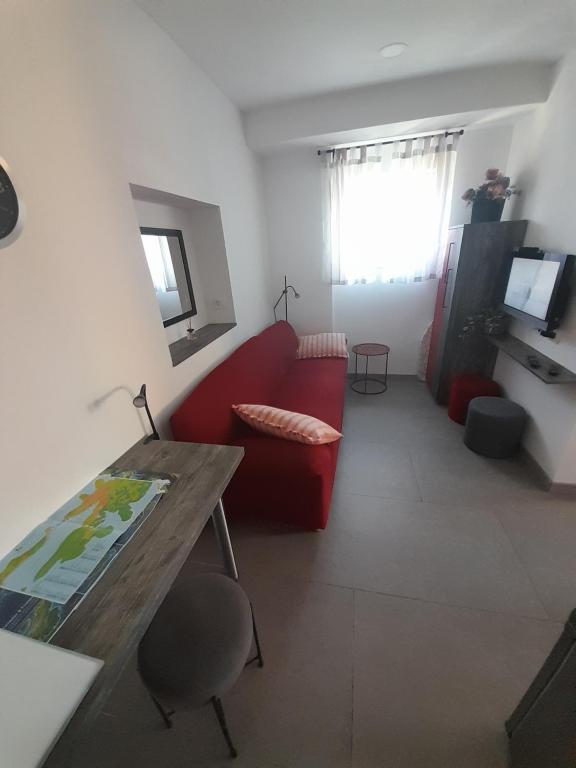 Televízia a/alebo spoločenská miestnosť v ubytovaní Apartman RUBY