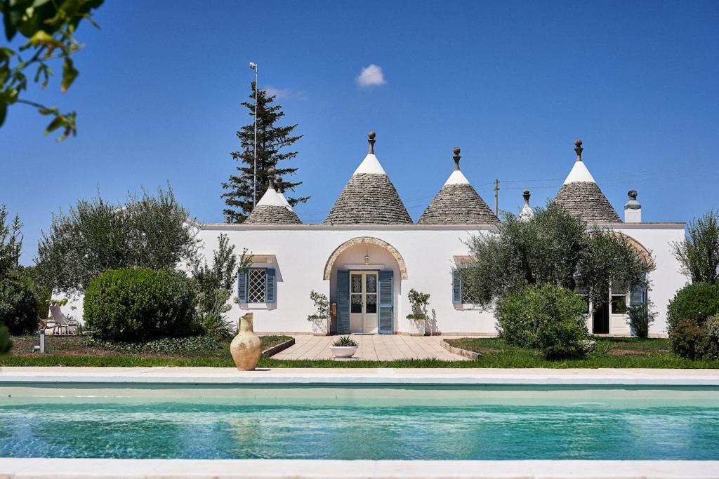 Bazén v ubytování Trullo Sorluca - relax e comfort per famiglie nella Valle d'Itria nebo v jeho okolí