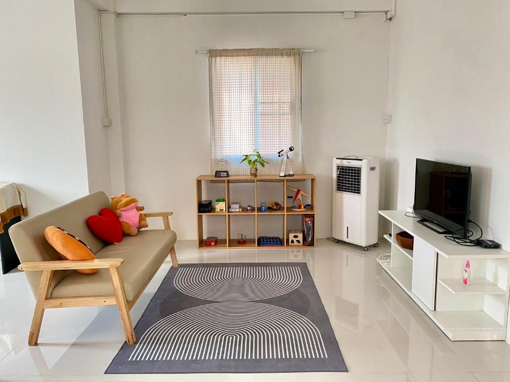 Μια τηλεόραση ή/και κέντρο ψυχαγωγίας στο Private House near Airport Padaet