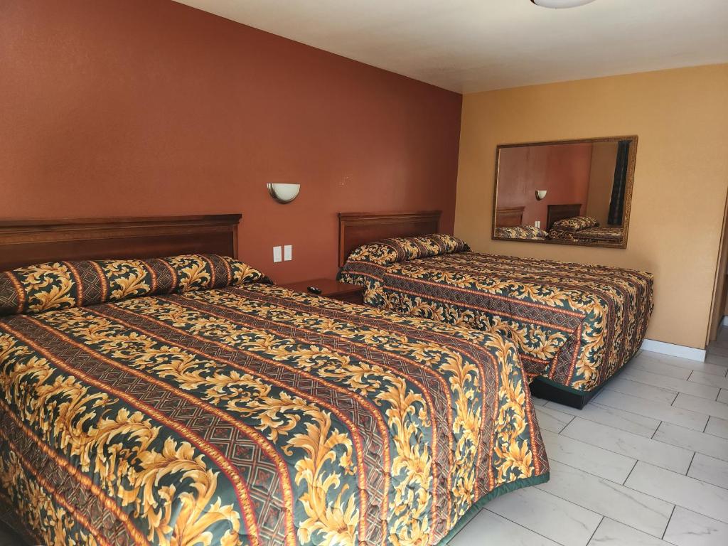 Postel nebo postele na pokoji v ubytování Two Palms Motel
