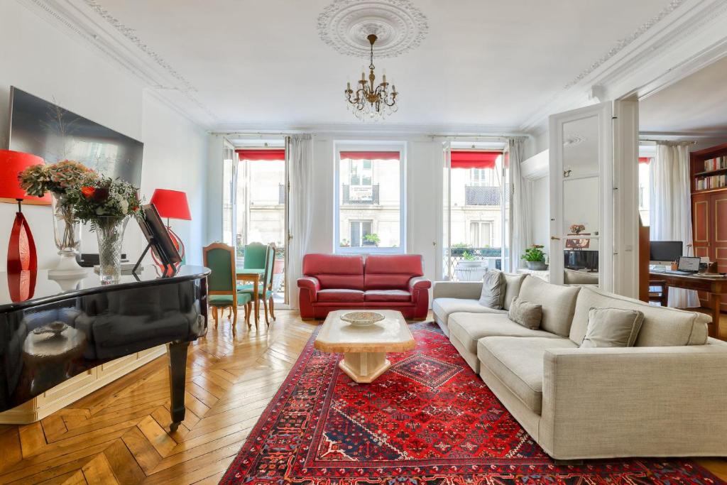 un salon avec un canapé et une table dans l'établissement A prestigious location in paris, à Paris