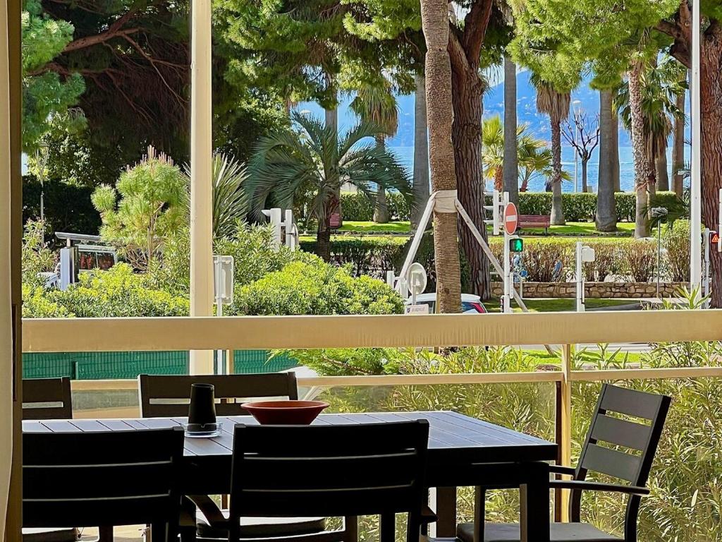 une table et des chaises avec vue sur l'océan dans l'établissement Luxurious 2-bedroom Pointe Croisette, Sea view, private parking, à Cannes