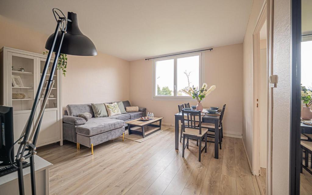 un salon avec un canapé et une table dans l'établissement Le Paisible ~ Centre-ville ~ Arrivée autonome, au Mans