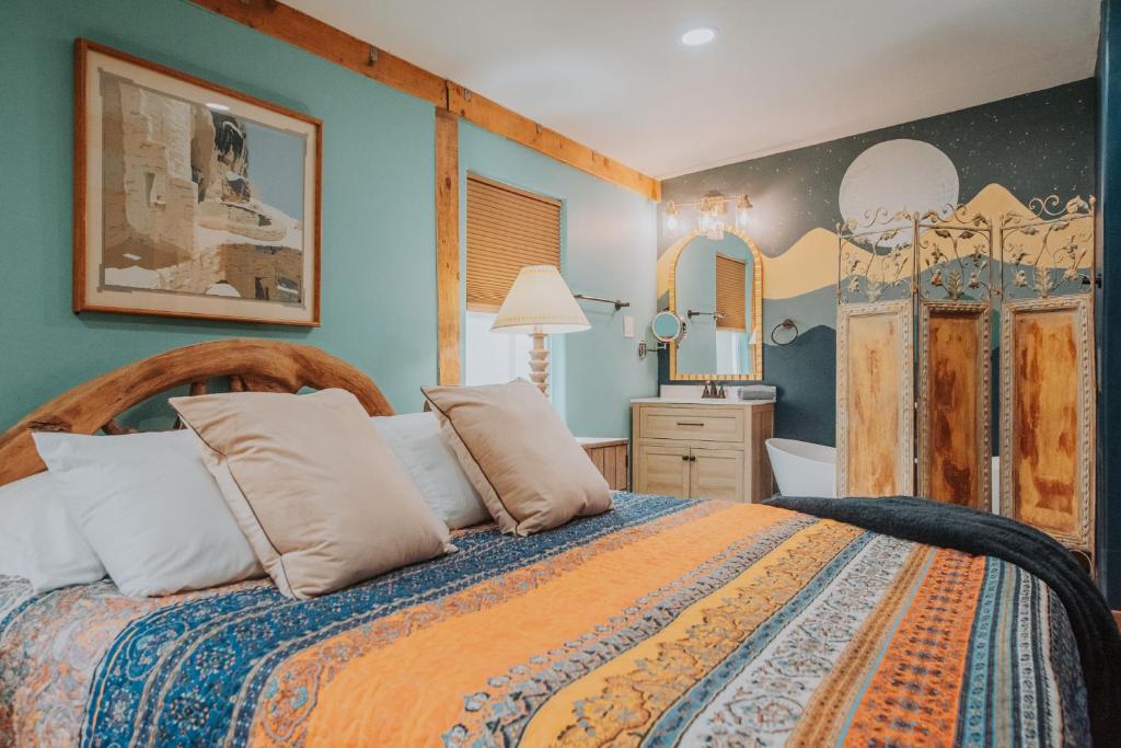 una camera da letto con un letto grande con testiera in legno di 3 King Beds Hot Tub Arcades 5 Baths ad Albuquerque