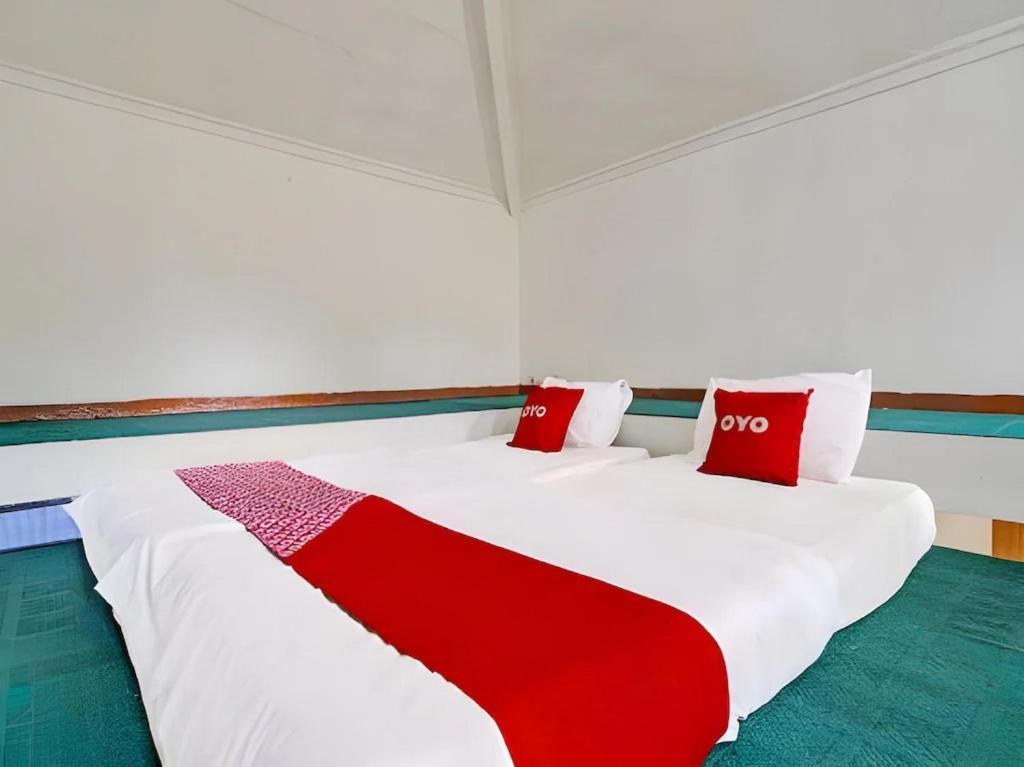 Postel nebo postele na pokoji v ubytování Super OYO Capital O 91810 Hotel Balebat 2