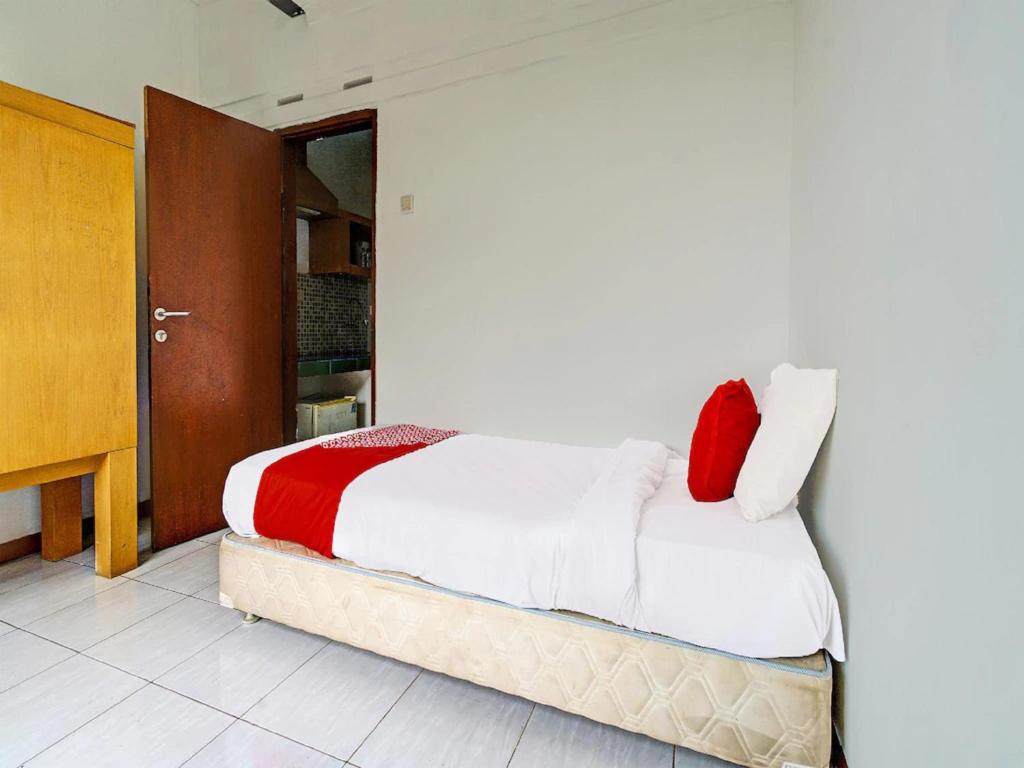 Postel nebo postele na pokoji v ubytování Super OYO Capital O 91810 Hotel Balebat 2