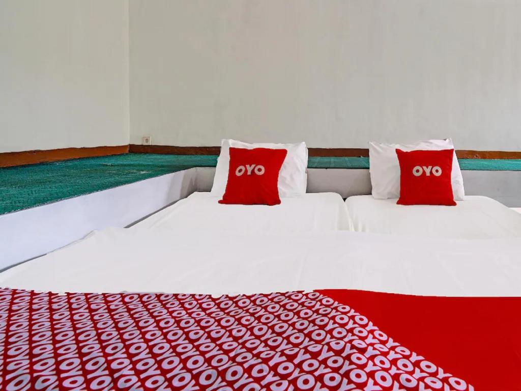 Postel nebo postele na pokoji v ubytování Super OYO Capital O 91810 Hotel Balebat 2
