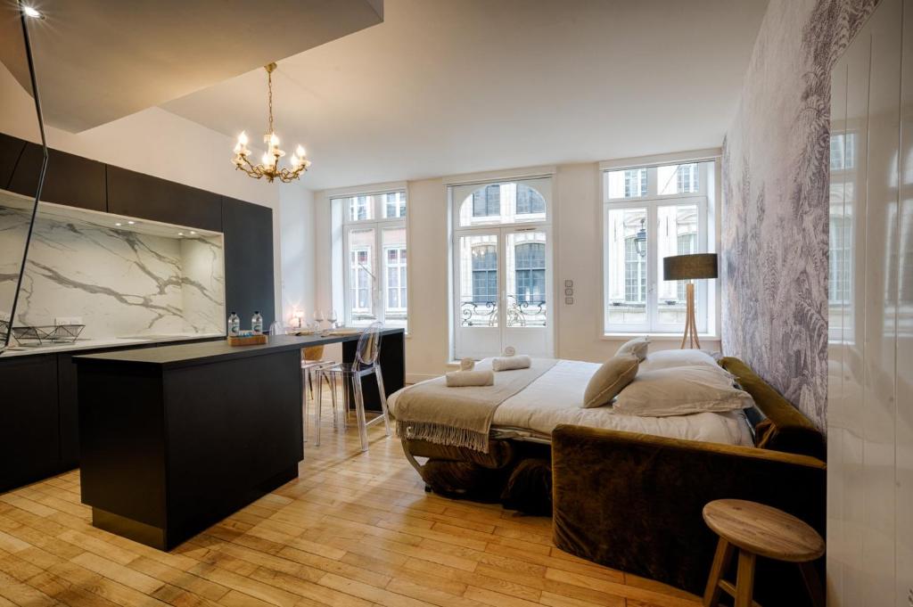 une chambre avec un lit, un bureau et des fenêtres dans l'établissement OIQIA • Élégance, à Lille