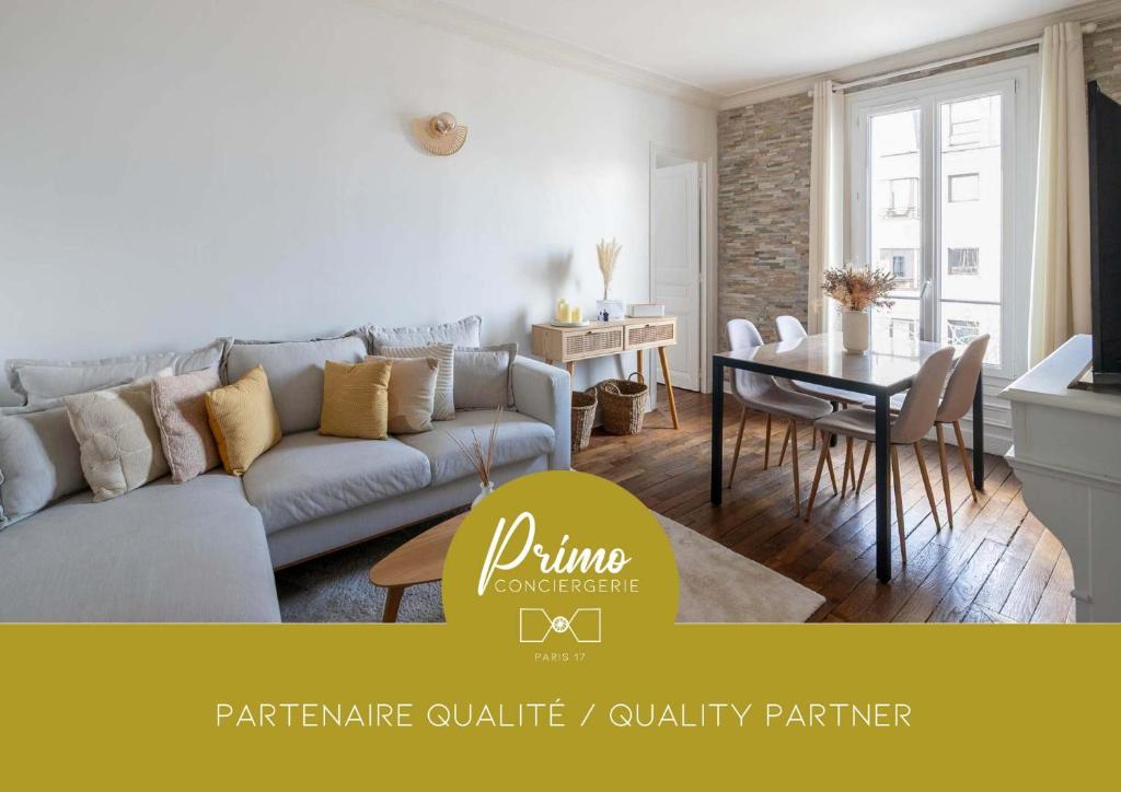 un salon avec un canapé et une table dans l'établissement Le Théophile - 25 min from Paris, à Le Raincy