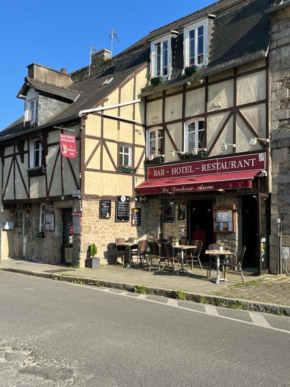 un edificio al costado de una calle en Hotel Duchesse Anne, en Dinan
