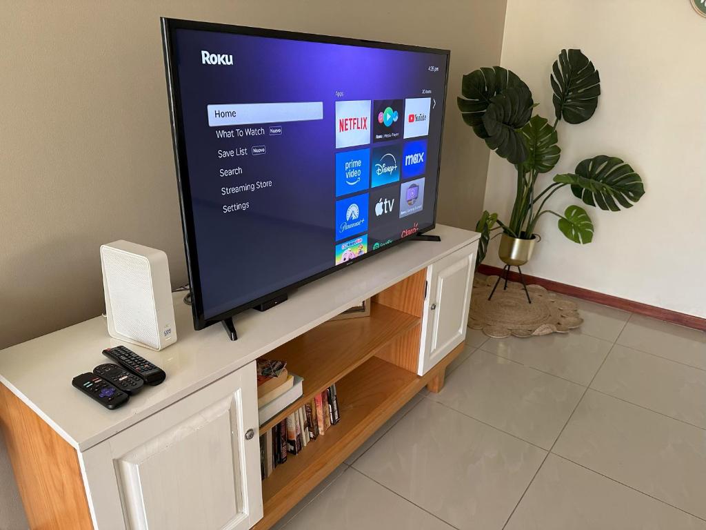 TV a/nebo společenská místnost v ubytování JV Condos Jaco