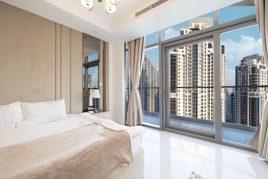 Postel nebo postele na pokoji v ubytování Infinity Pool & Burj Khalifa View l Luxe Paramount