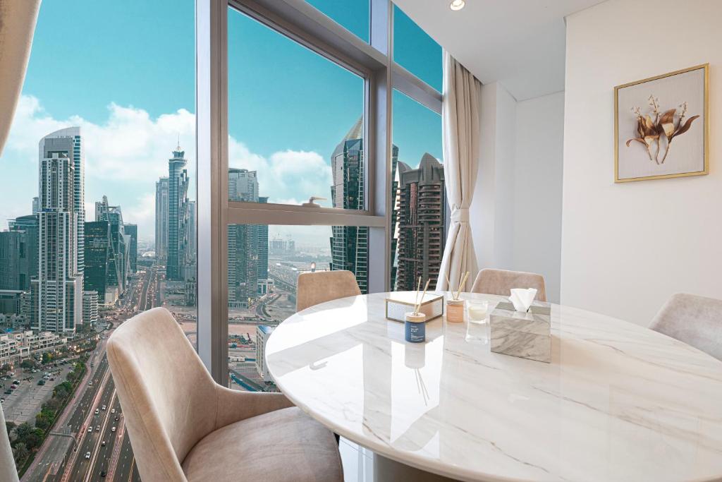 Nespecifikovaný výhled na destinaci Dubaj nebo výhled na město při pohledu z apartmánu