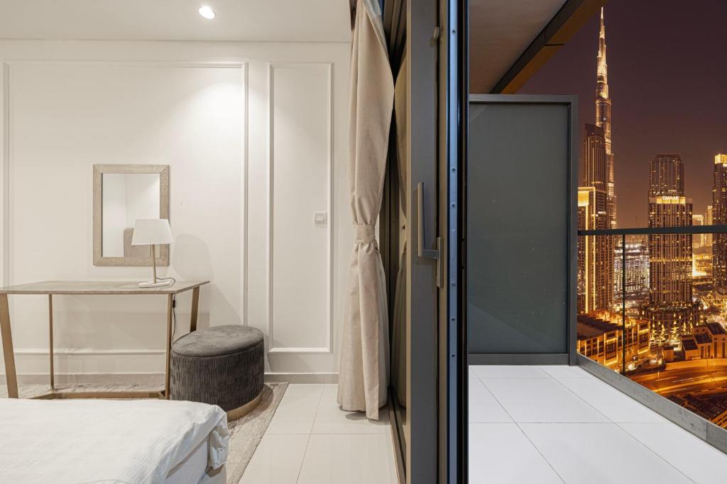Postel nebo postele na pokoji v ubytování Infinity Pool & Burj Khalifa View l Luxe Paramount
