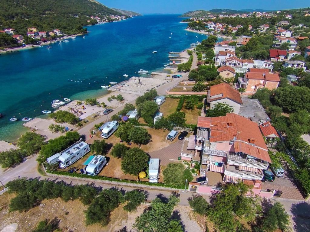 una vista aérea de un pueblo junto al agua en Apartmani Maestral, en Grebaštica