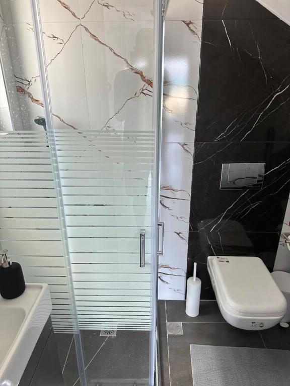Ένα μπάνιο στο Villa Thea