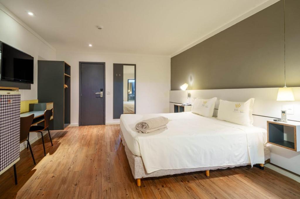 Postel nebo postele na pokoji v ubytování Uniclass Hotel Pinheiros