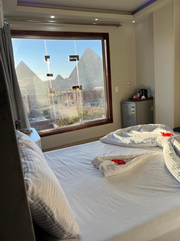 Postel nebo postele na pokoji v ubytování Amigo Pyramids Hotel