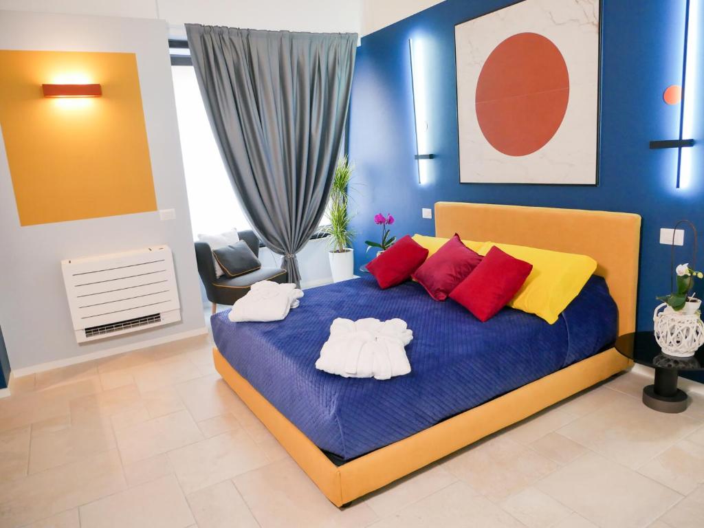 una camera da letto con un letto con asciugamani sopra di SaraHome a Bari