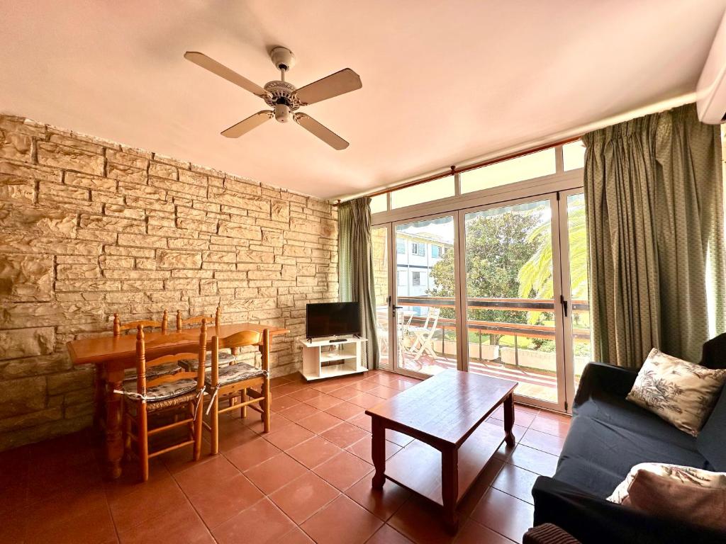 A seating area at Home Ibiza Salou