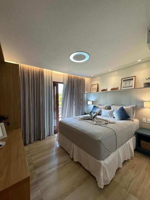 a bedroom with a large bed in a room at Reserva BG - Apto Brisa da Barra - Frente mar in Barra Grande