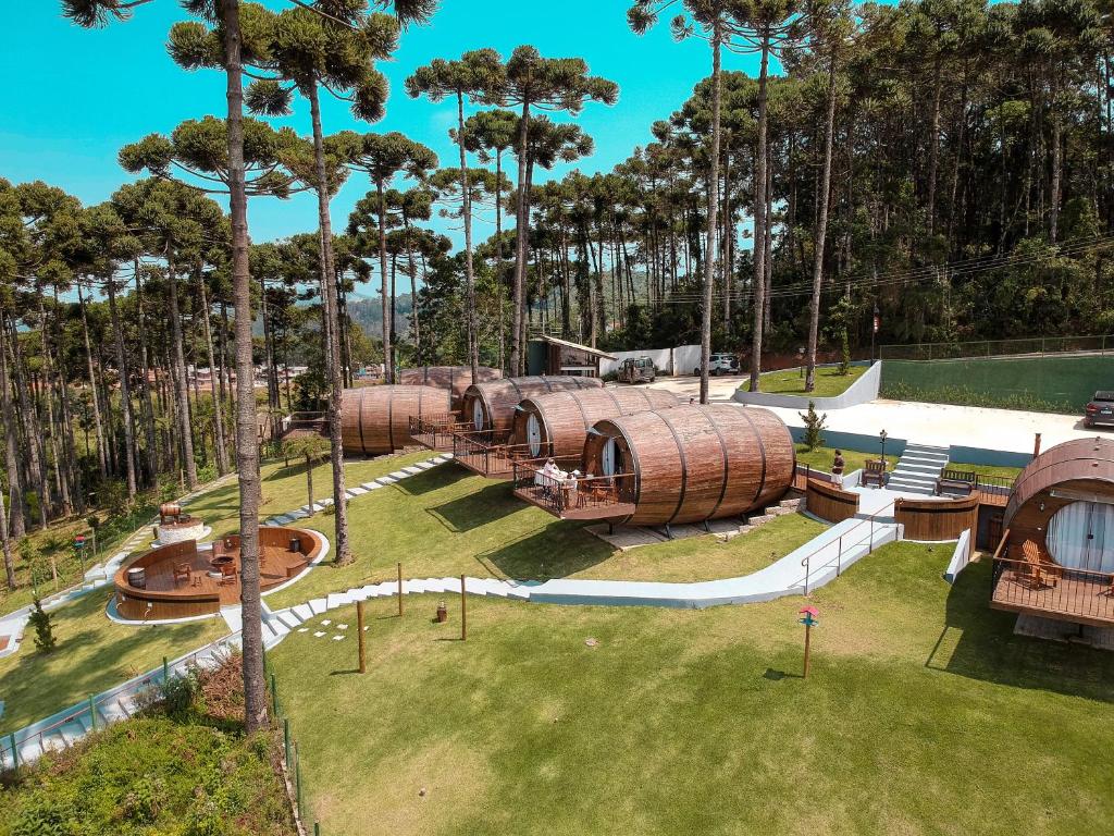 モンテ・ヴェルデにあるPousada Villa Barrilの木製ドームのある公園の上空の景色