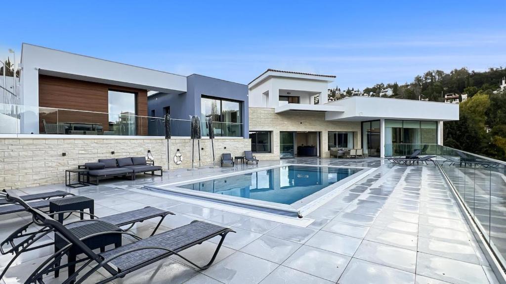 Majestic Manor