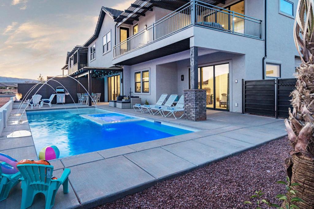 La alberca dentro o cerca de 52-53| Poolhouse Duplex in St George with 2 Pools and Hot Tubs