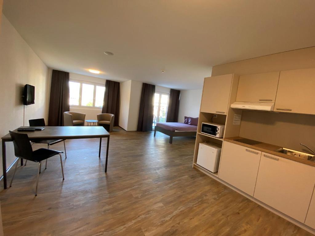 Kuchyň nebo kuchyňský kout v ubytování Motel & Aparthotel Brüggli