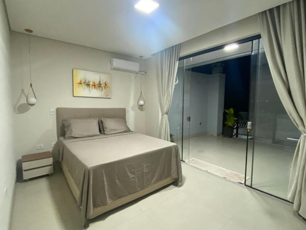 Postel nebo postele na pokoji v ubytování Quarto em Montes Claros