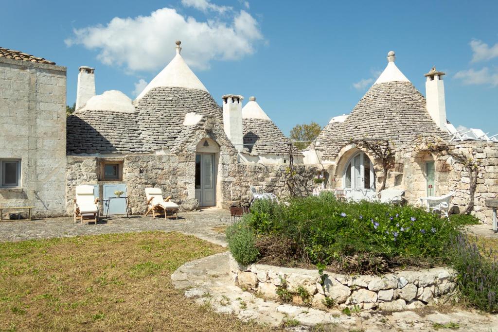 une grande maison en pierre avec des tourelles dans l'établissement Accademia degli Inquieti - Casina Gargiulo, à Ceglie Messapica