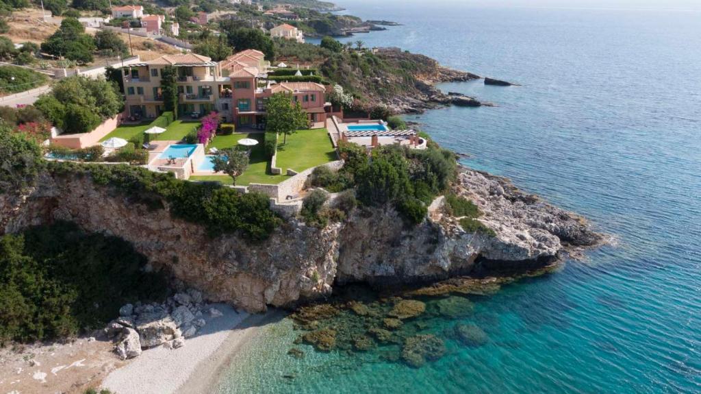z góry widok na dom na klifie w obiekcie Villa Brio w mieście Skála Kefalonias