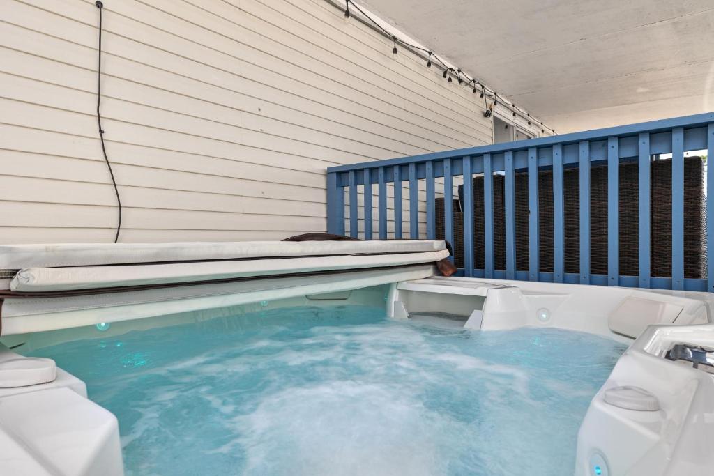 Bazén v ubytování LIV Resort, Private Jacuzzi and Pet Friendly nebo v jeho okolí