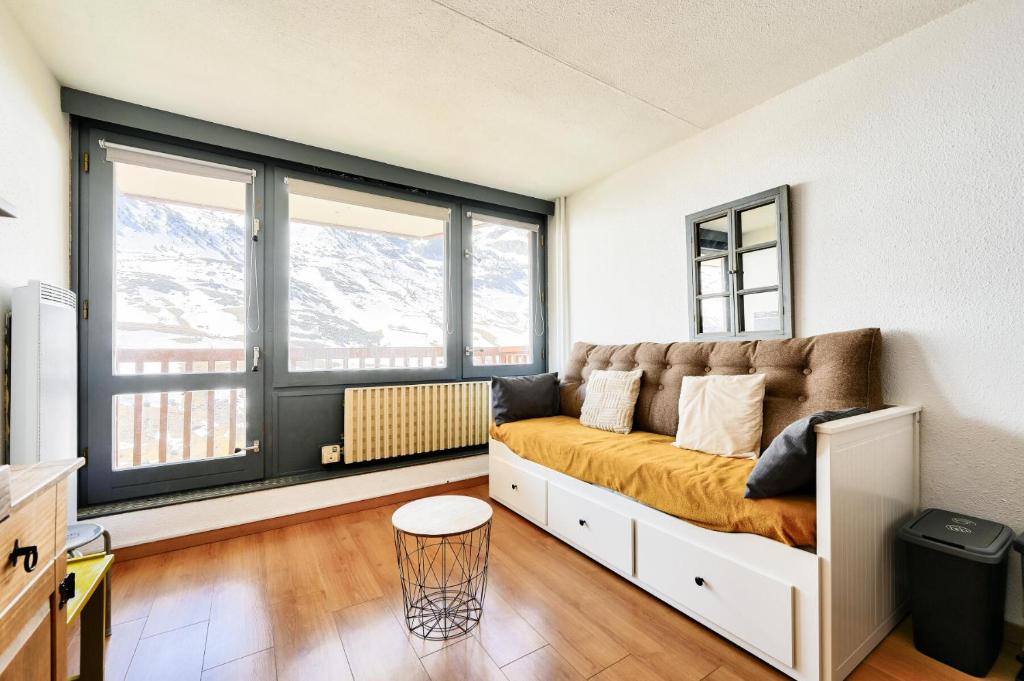 une chambre avec un lit et une grande fenêtre dans l'établissement Résidence Le Tourmalet - maeva Home - Studio 4 personnes - Prestige MAE-2571, à La Mongie