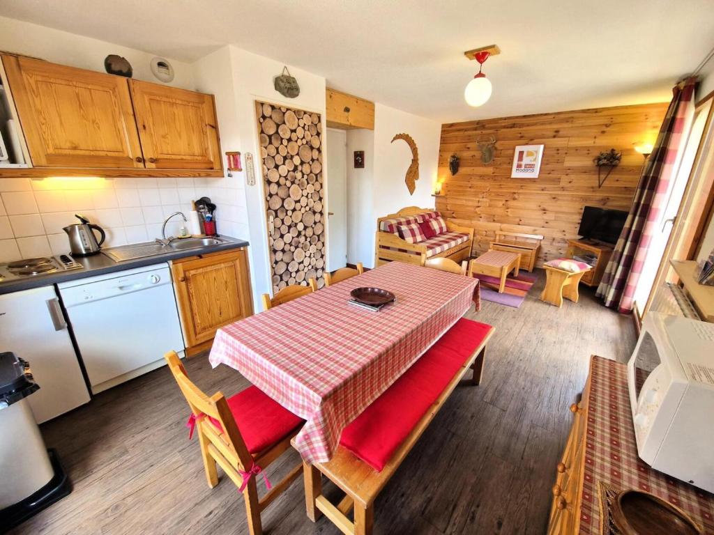 une cuisine et une salle à manger avec une table et des chaises dans l'établissement Les Chalets D'arrondaz - 3 pièces 4/6 personnes avec vue sur la Vanoise MAE-2939, à Modane