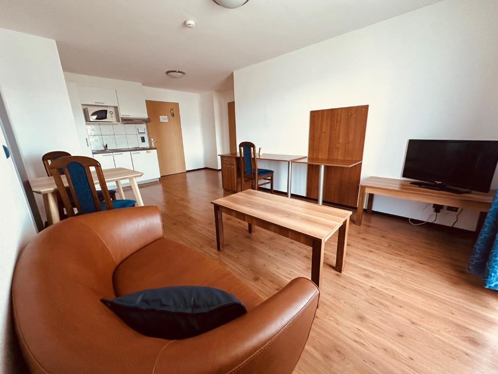 TV a/nebo společenská místnost v ubytování Motel & Aparthotel Brüggli