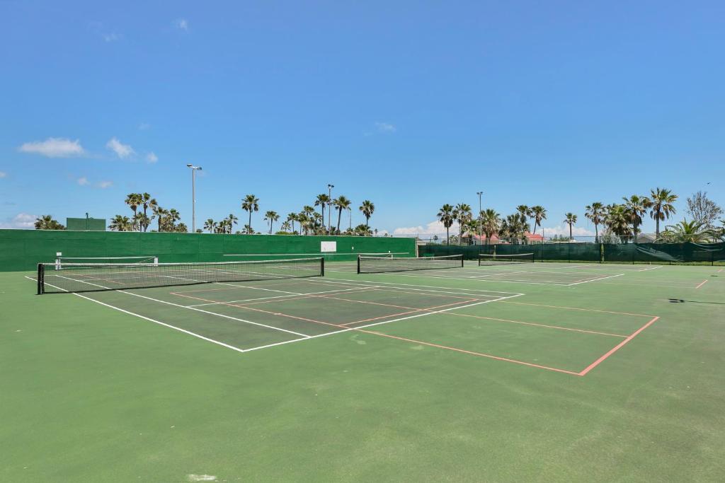 Tenis a/nebo squash v ubytování LIV Resort, Private Jacuzzi and Pet Friendly nebo okolí