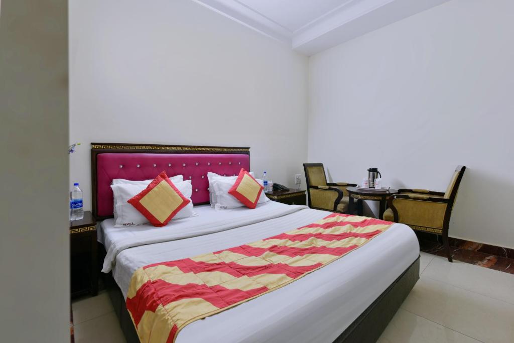 Postel nebo postele na pokoji v ubytování Perfect Hotel PG In New Delhi - Walking the all Best Market